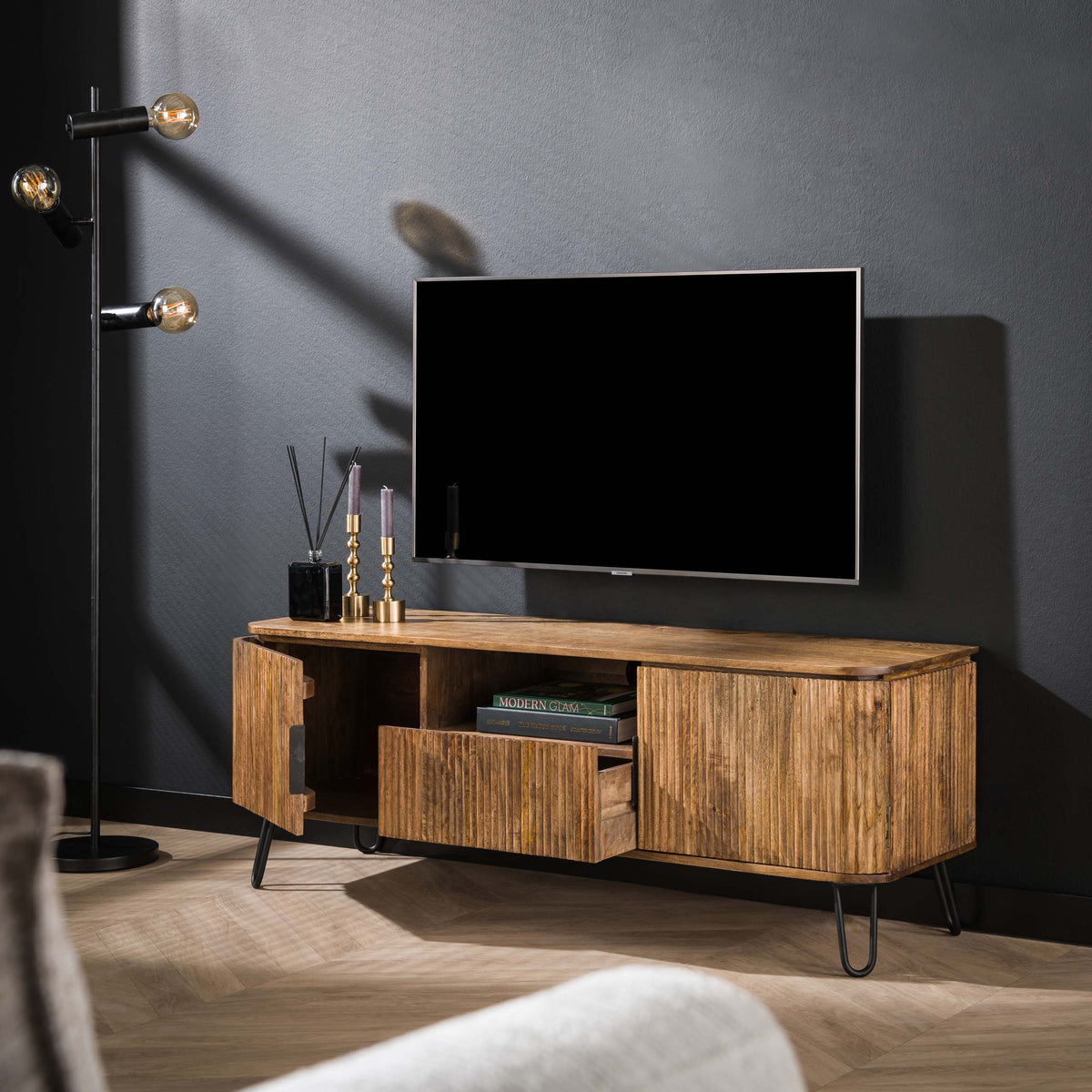 TV-Möbel mit 2 Türen und Schublade, 135 cm – Mango massiv, Sand – Ansicht 2