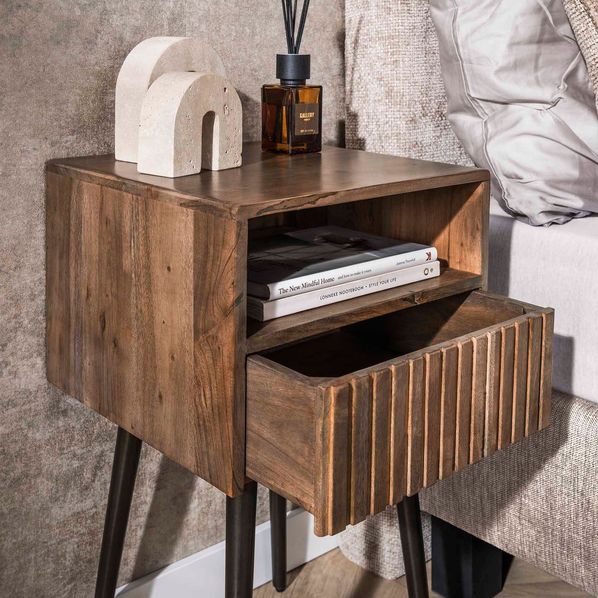 Nachttisch mit 1 Schublade, Rillenfront – Akazienholz massiv, Braun