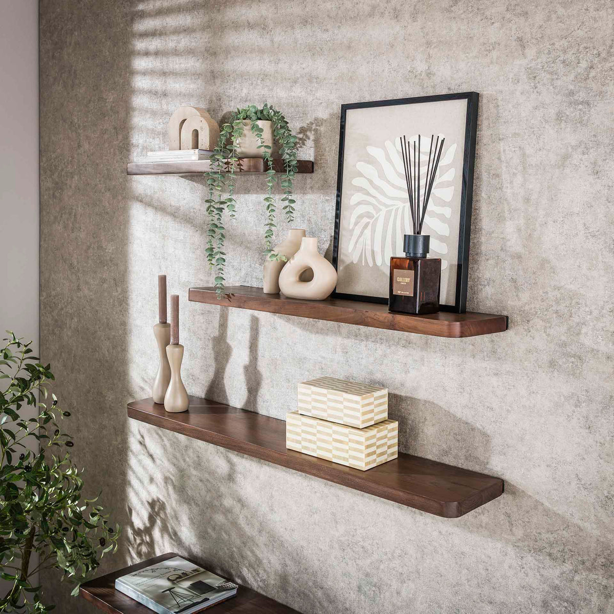 Wandregal 90 cm, Rillenkante – Akazienholz massiv, Braun