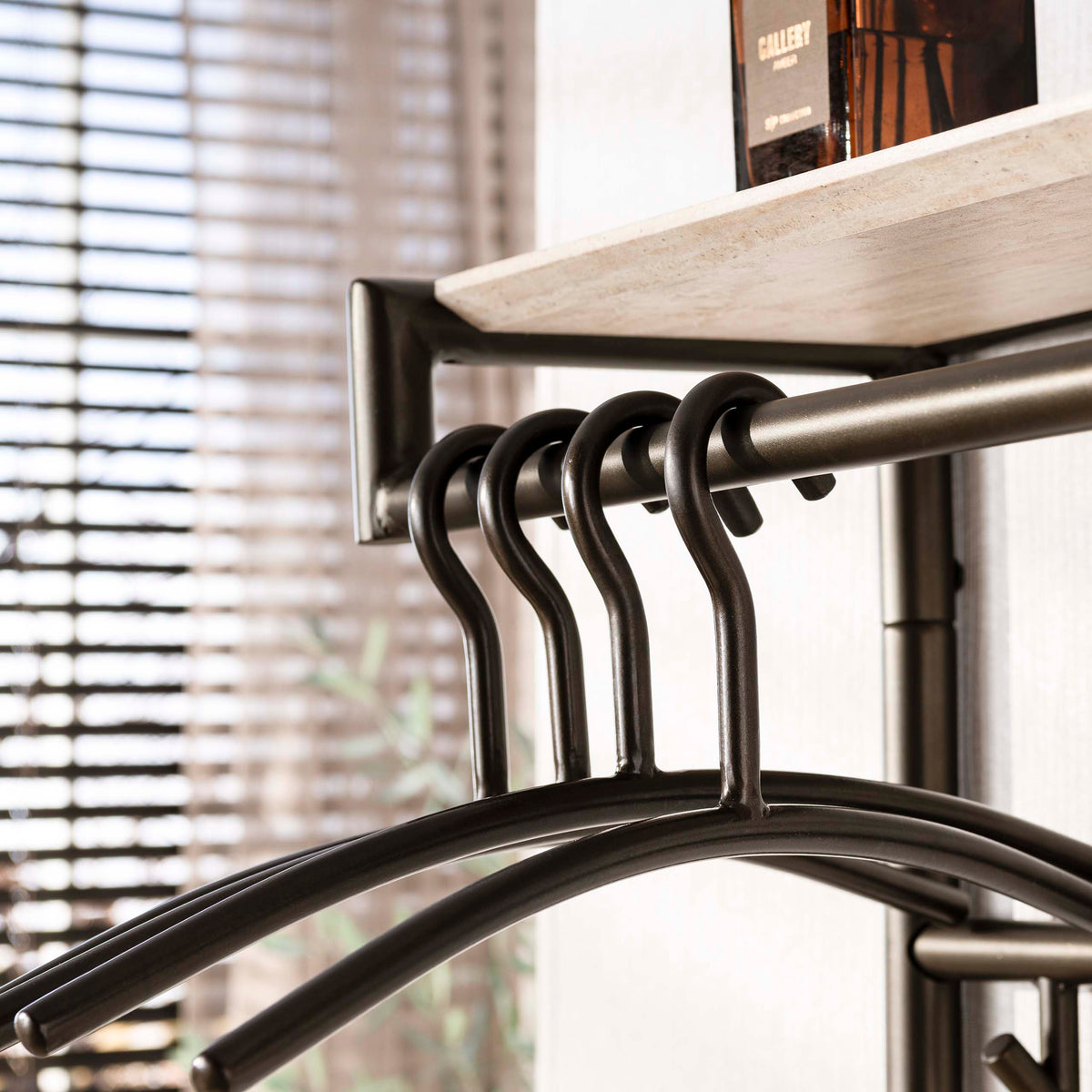 Garderobenständer hoch mit Hutablage, 3 × 7 Haken – Melamin, Travertin-Optik