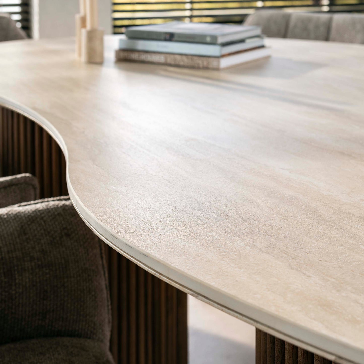 Romano Esstisch in Nierenform, 215 cm / 3D-Keramik, Travertin