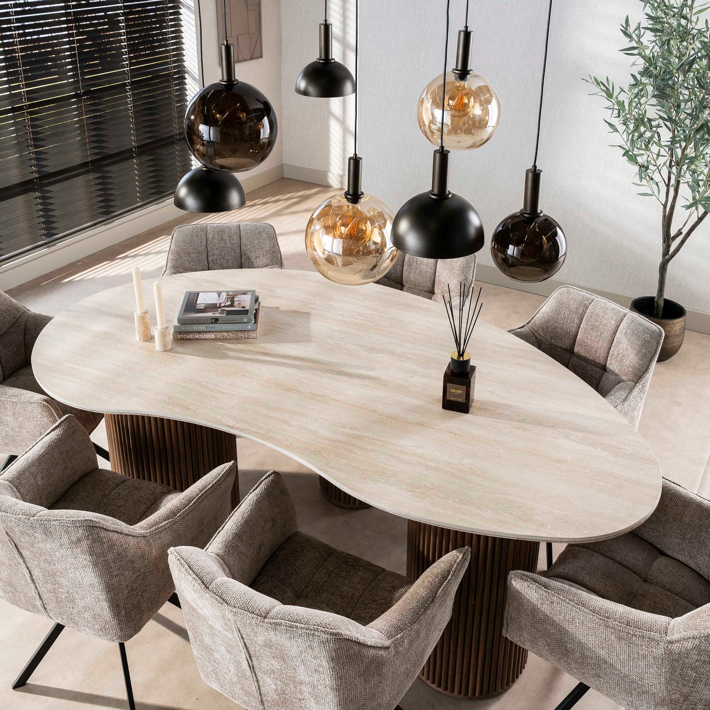 Romano Esstisch in Nierenform, 215 cm / 3D-Keramik, Travertin