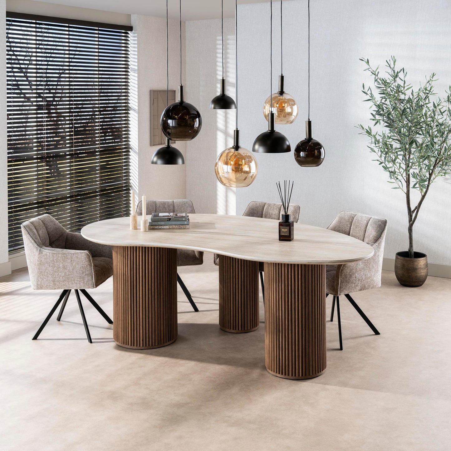 Romano Esstisch in Nierenform, 215 cm / 3D-Keramik, Travertin