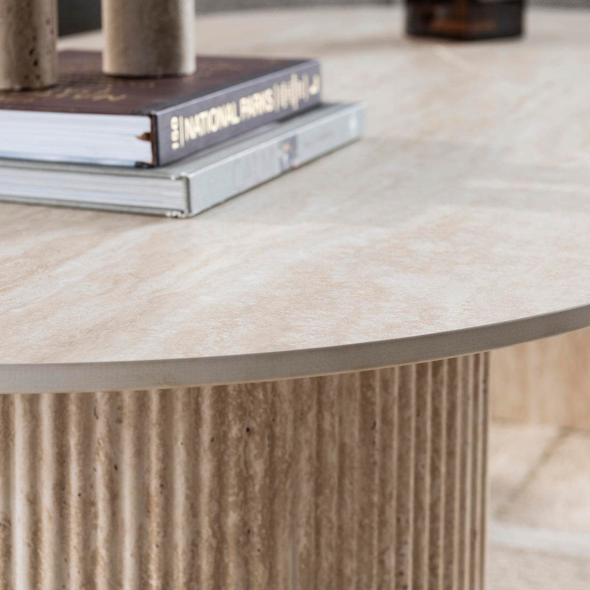 Couchtisch Bogenfuß 135 cm – Keramik Travertin-Optik