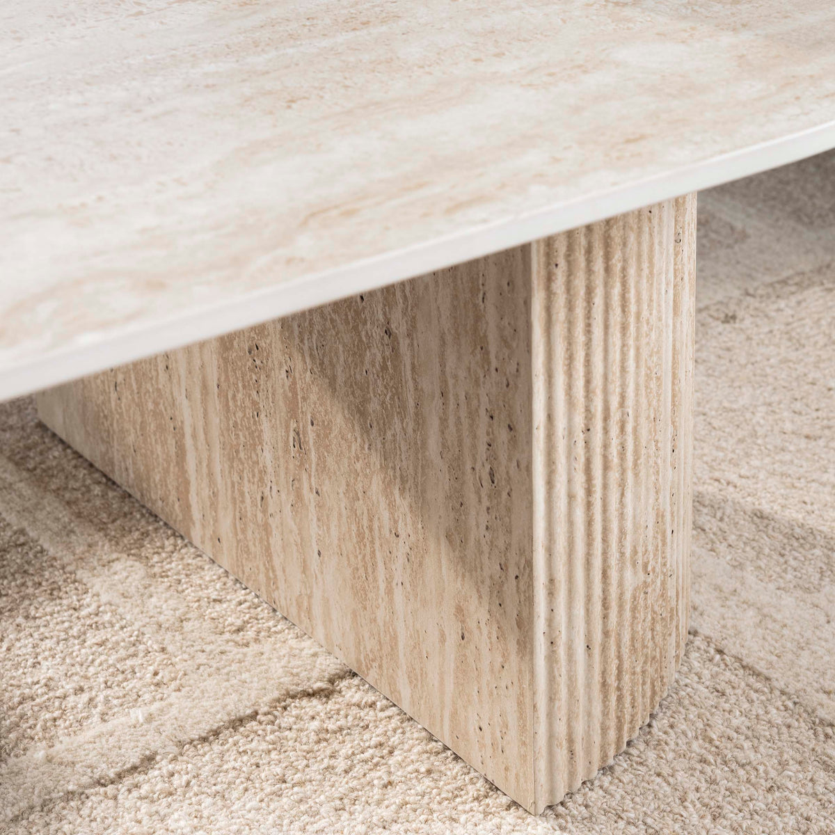 Couchtisch Bogenfuß 135 cm – Keramik Travertin-Optik