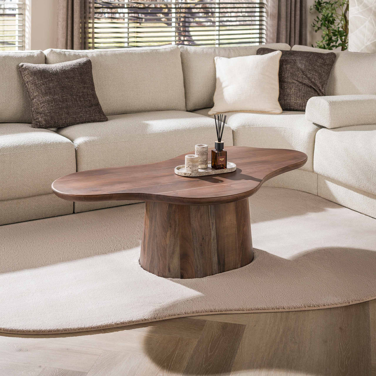 Couchtisch organisch 135 cm – Akazienholz massiv, Braun