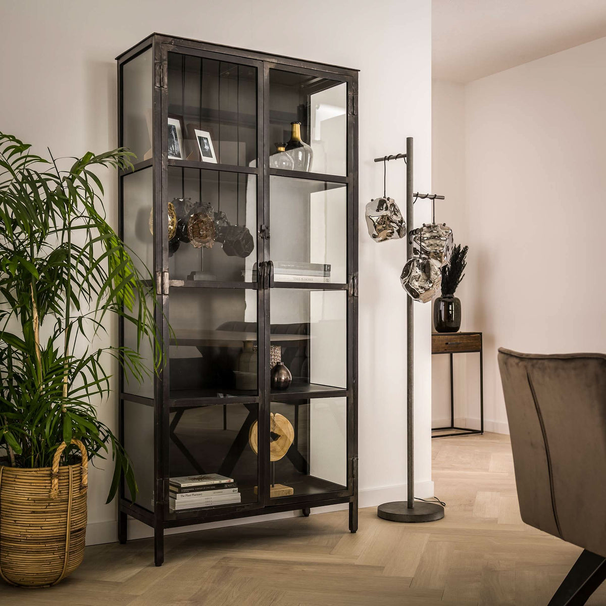 Vitrine mit 2 Glastüren – Gunmetal