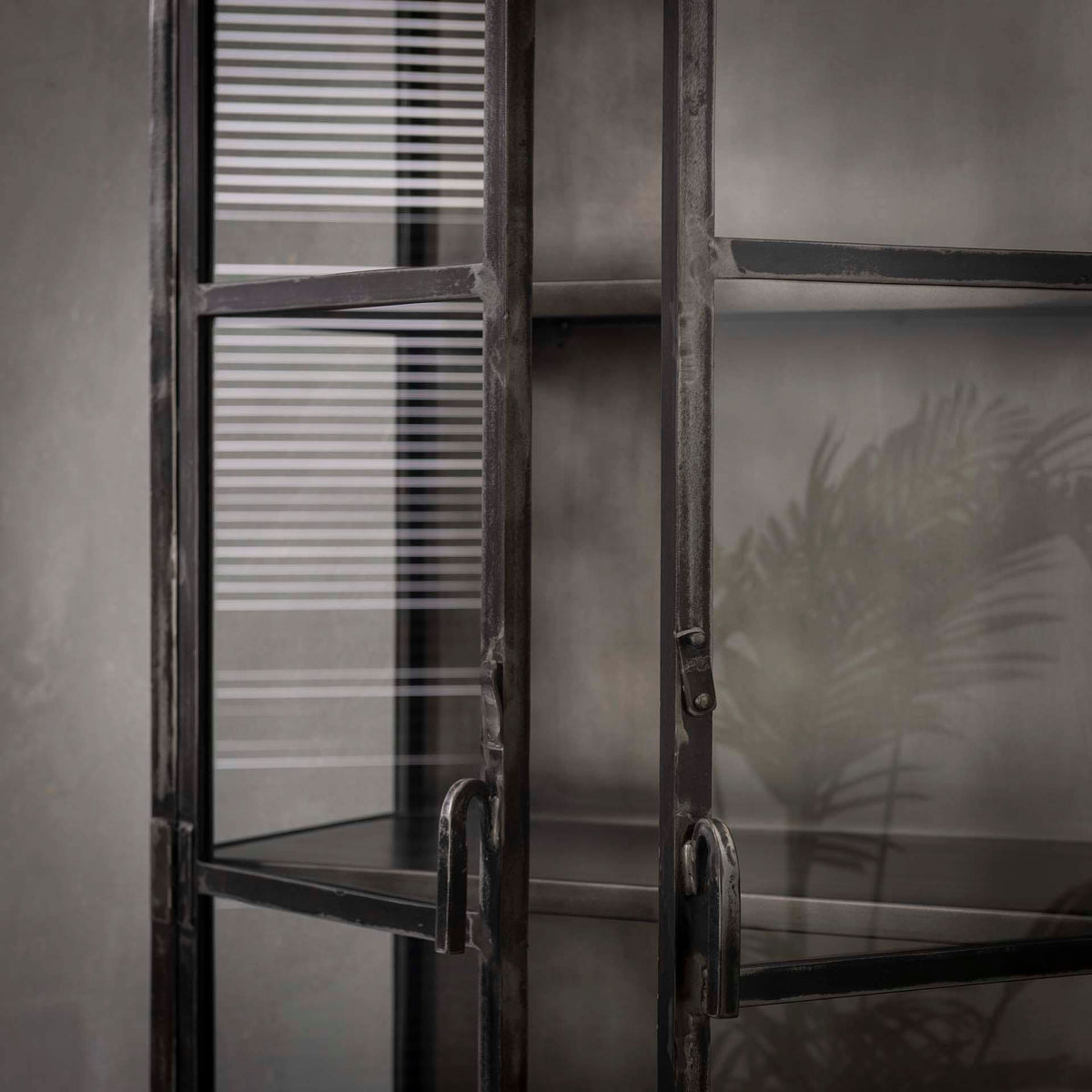 Vitrine mit 2 Glastüren – Gunmetal