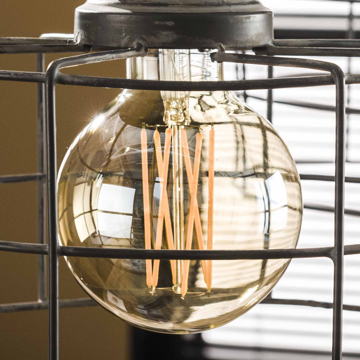 LED-Leuchtmittel Filament Kugel Ø 9,5 cm – Bernsteinglas
