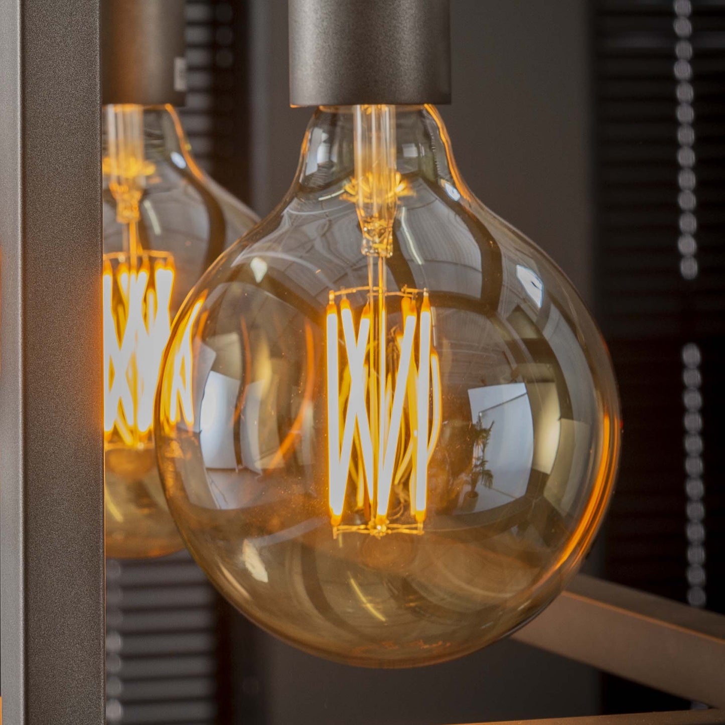 Glühlampe LED Filament Globus 12 5 - E27 6W 2100K 450lm dimmbar / Braunglas