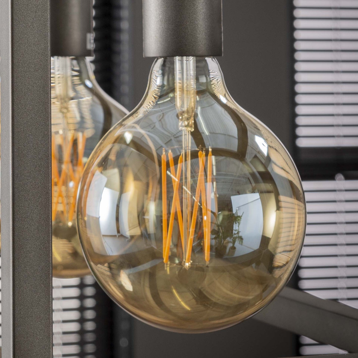 Glühlampe LED Filament Globus 12 5 - E27 6W 2100K 450lm dimmbar / Braunglas