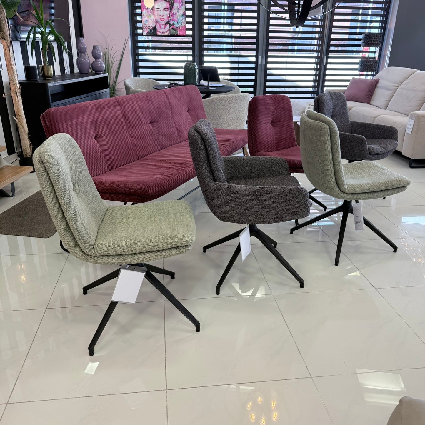 Design Essgruppe 6-tlg. – Bank + 5 drehbare Stühle (Cord & Webstoff)