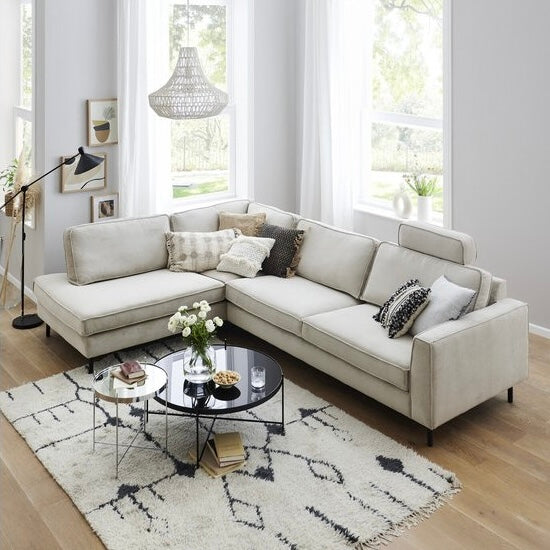 Luis Ecksofa als Blickfang in modernem Wohnzimmer – stilvoll kombiniert mit Holzboden und Dekokissen.