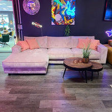 Ecksofa, Cord, drei Sitzflächen, Rückenkissen, breite Armlehnen, tiefe schwarze Füße, Naht außen