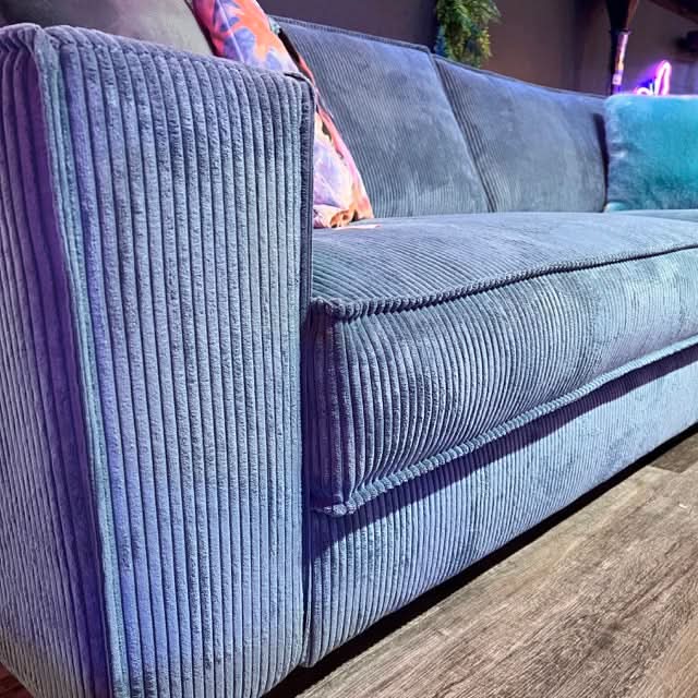 Sofa, Cord, zwei Sitzflächen, Rückenkissen, breite Armlehnen, tiefe schwarze Füße, Naht außen