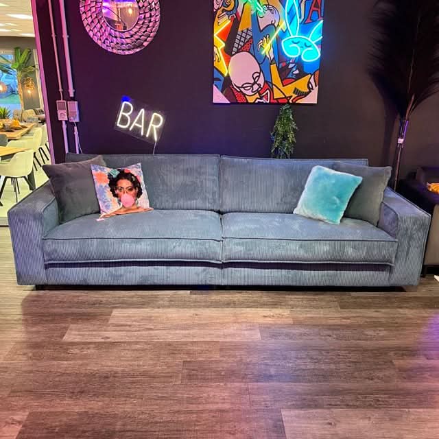 Sofa, Cord, zwei Sitzflächen, Rückenkissen, breite Armlehnen, tiefe schwarze Füße, Naht außen