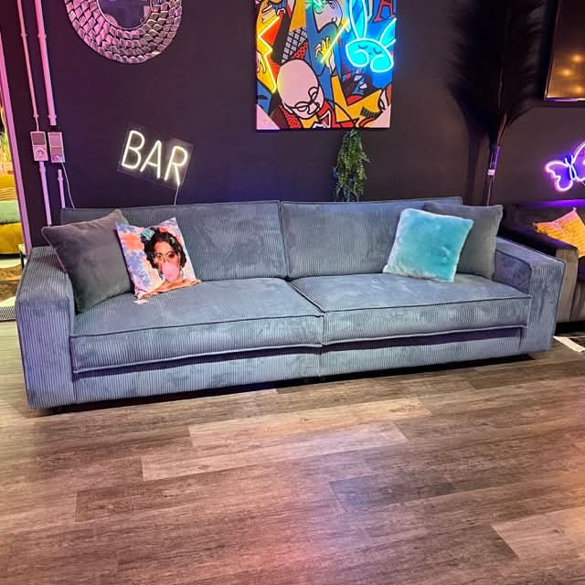 Sofa, Cord, zwei Sitzflächen, Rückenkissen, breite Armlehnen, tiefe schwarze Füße, Naht außen