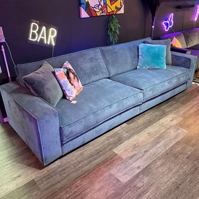 Sofa, Cord, zwei Sitzflächen, Rückenkissen, breite Armlehnen, tiefe schwarze Füße, Naht außen