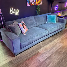 Sofa, Cord, zwei Sitzflächen, Rückenkissen, breite Armlehnen, tiefe schwarze Füße, Naht außen