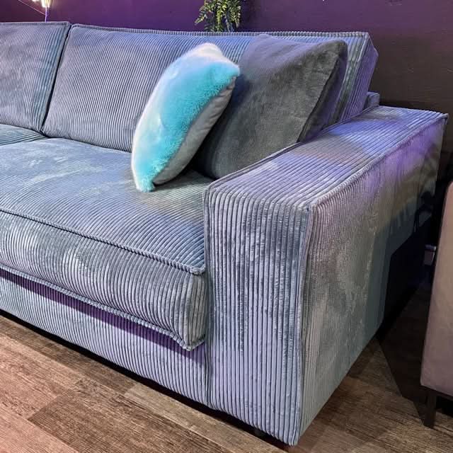 Sofa, Cord, zwei Sitzflächen, Rückenkissen, breite Armlehnen, tiefe schwarze Füße, Naht außen
