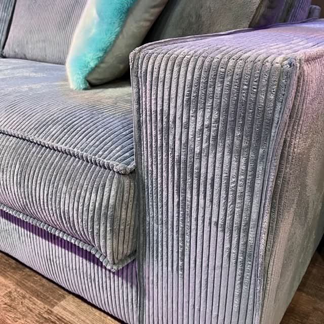 Sofa, Cord, zwei Sitzflächen, Rückenkissen, breite Armlehnen, tiefe schwarze Füße, Naht außen