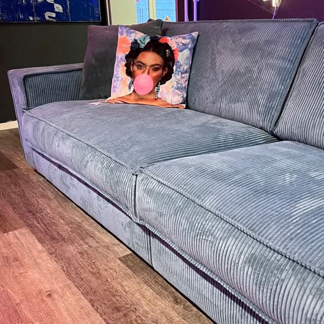 Sofa, Cord, zwei Sitzflächen, Rückenkissen, breite Armlehnen, tiefe schwarze Füße, Naht außen