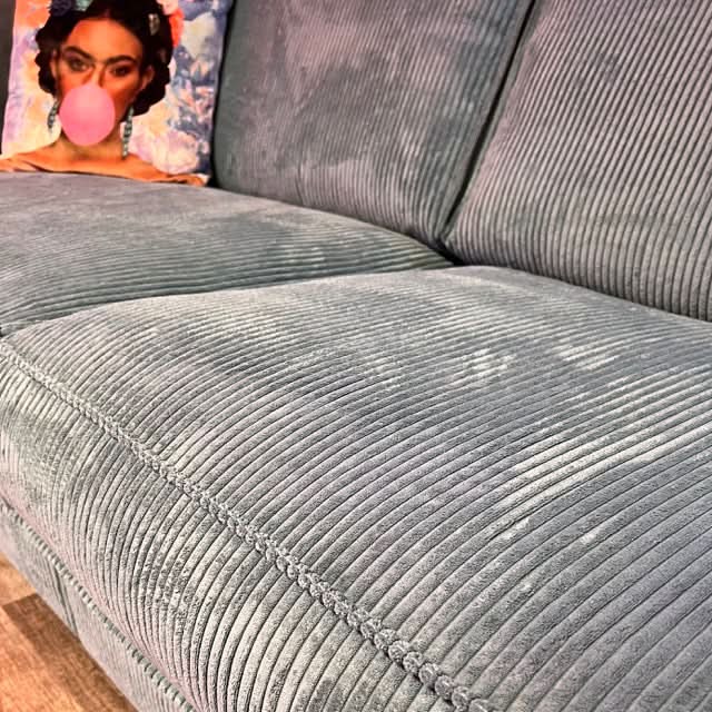 Sofa, Cord, zwei Sitzflächen, Rückenkissen, breite Armlehnen, tiefe schwarze Füße, Naht außen