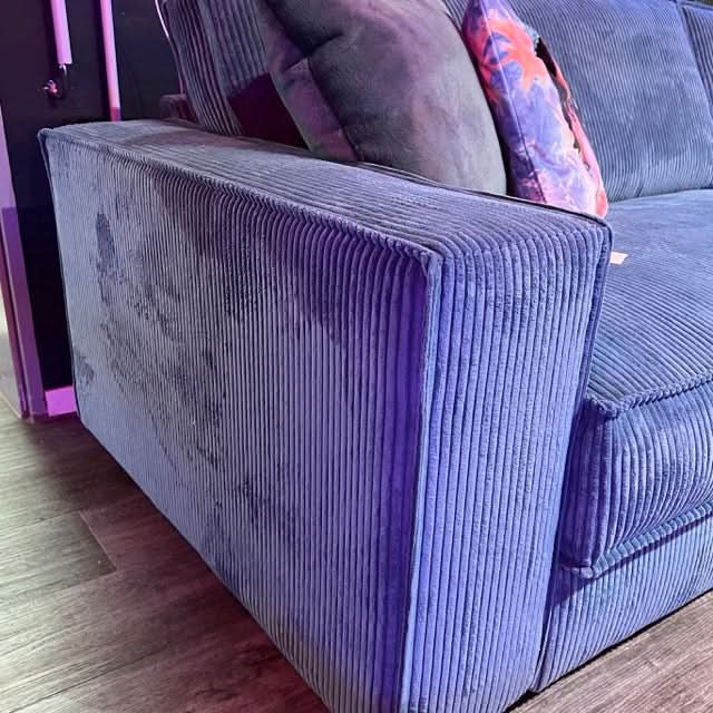 Sofa, Cord, zwei Sitzflächen, Rückenkissen, breite Armlehnen, tiefe schwarze Füße, Naht außen