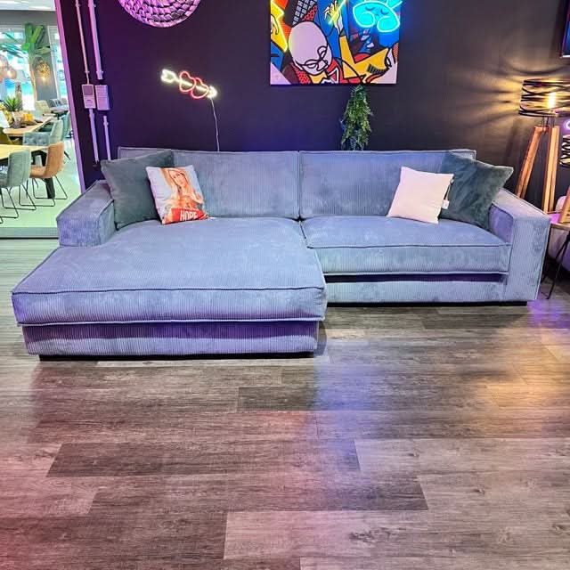 Ecksofa, zwei Sitzflächen, zwei große Rückenkissen, breite Armlehnen, Naht außen, Cord, tiefe schwarze Füße