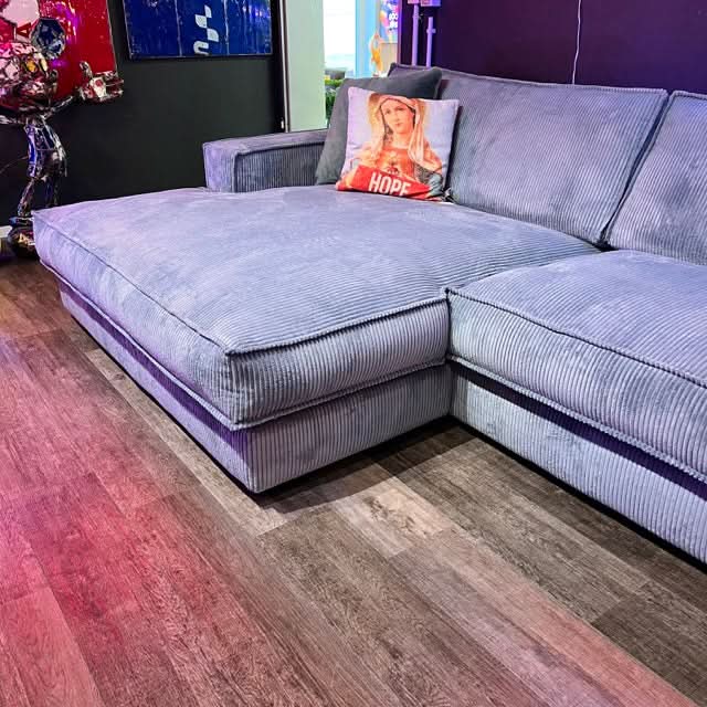 Ecksofa, zwei Sitzflächen, zwei große Rückenkissen, breite Armlehnen, Naht außen, Cord, tiefe schwarze Füße