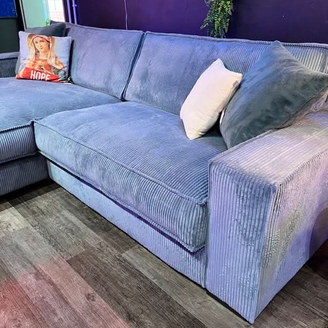 Ecksofa, zwei Sitzflächen, zwei große Rückenkissen, breite Armlehnen, Naht außen, Cord, tiefe schwarze Füße