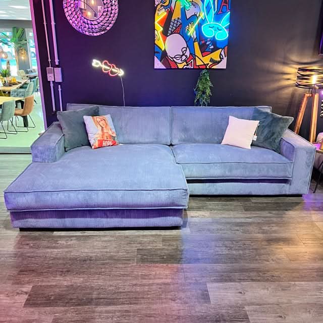 Ecksofa, zwei Sitzflächen, zwei große Rückenkissen, breite Armlehnen, Naht außen, Cord, tiefe schwarze Füße