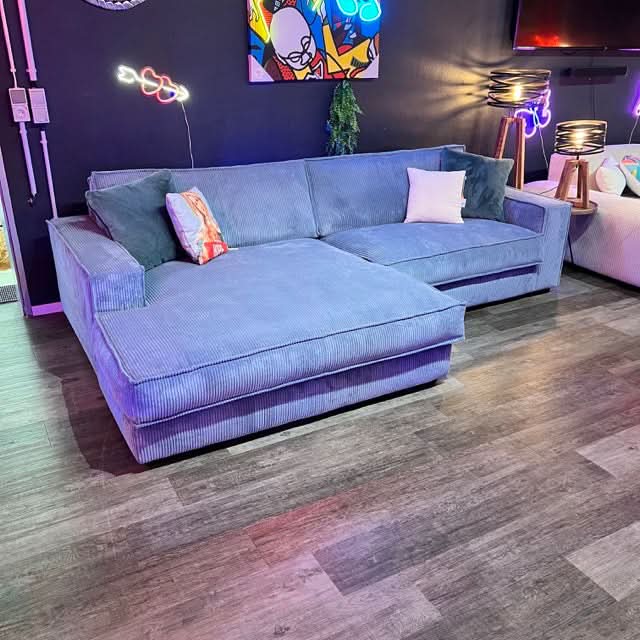 Ecksofa, zwei Sitzflächen, zwei große Rückenkissen, breite Armlehnen, Naht außen, Cord, tiefe schwarze Füße