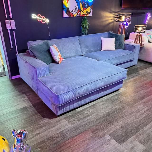 Ecksofa, zwei Sitzflächen, zwei große Rückenkissen, breite Armlehnen, Naht außen, Cord, tiefe schwarze Füße