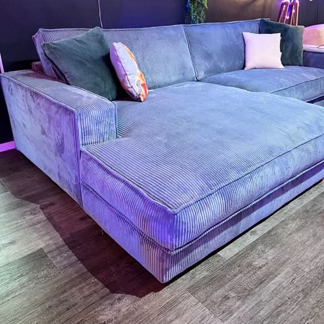 Ecksofa, zwei Sitzflächen, zwei große Rückenkissen, breite Armlehnen, Naht außen, Cord, tiefe schwarze Füße