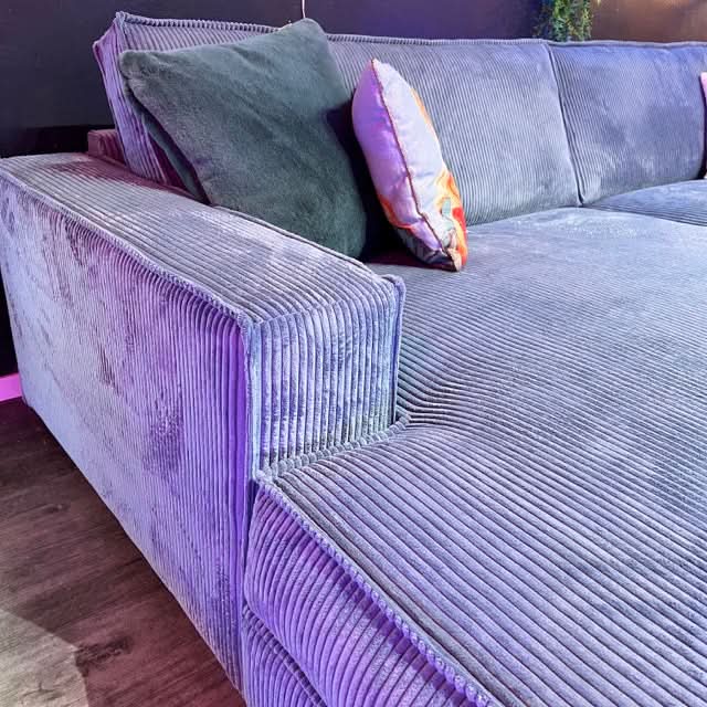 Ecksofa, zwei Sitzflächen, zwei große Rückenkissen, breite Armlehnen, Naht außen, Cord, tiefe schwarze Füße