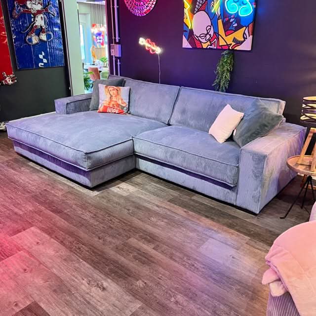 Ecksofa, zwei Sitzflächen, zwei große Rückenkissen, breite Armlehnen, Naht außen, Cord, tiefe schwarze Füße