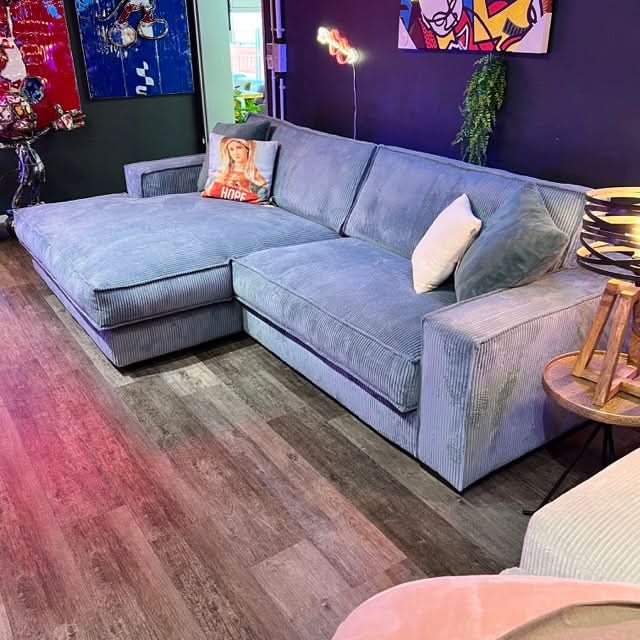 Ecksofa, zwei Sitzflächen, zwei große Rückenkissen, breite Armlehnen, Naht außen, Cord, tiefe schwarze Füße