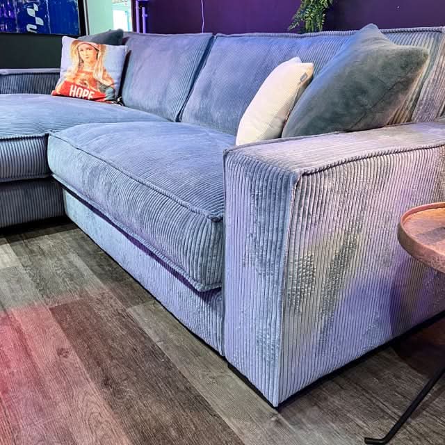 Ecksofa, zwei Sitzflächen, zwei große Rückenkissen, breite Armlehnen, Naht außen, Cord, tiefe schwarze Füße