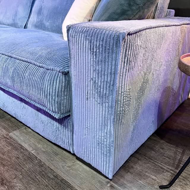 Ecksofa, zwei Sitzflächen, zwei große Rückenkissen, breite Armlehnen, Naht außen, Cord, tiefe schwarze Füße