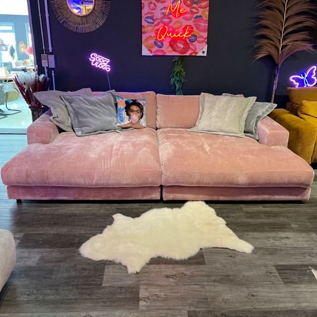 Megasofa, zwei große Sitzflächen, breite Armlehnen, zwei Rückenkissen, tiefe schwarze Füße, Cord