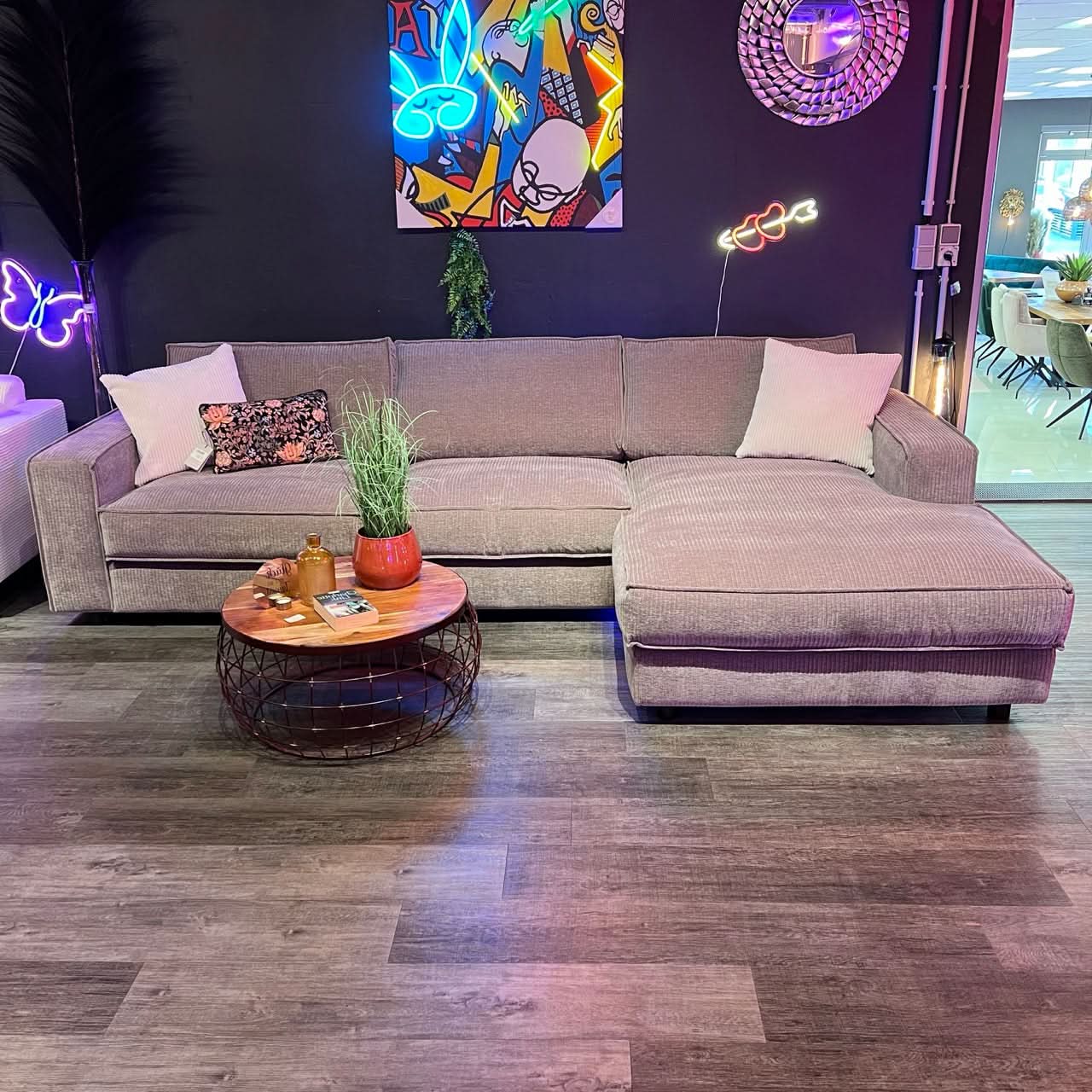 Ecksofa, Cord, drei Sitzflächen, Rückenkissen, breite Armlehnen, tiefe schwarze Füße, Naht außen