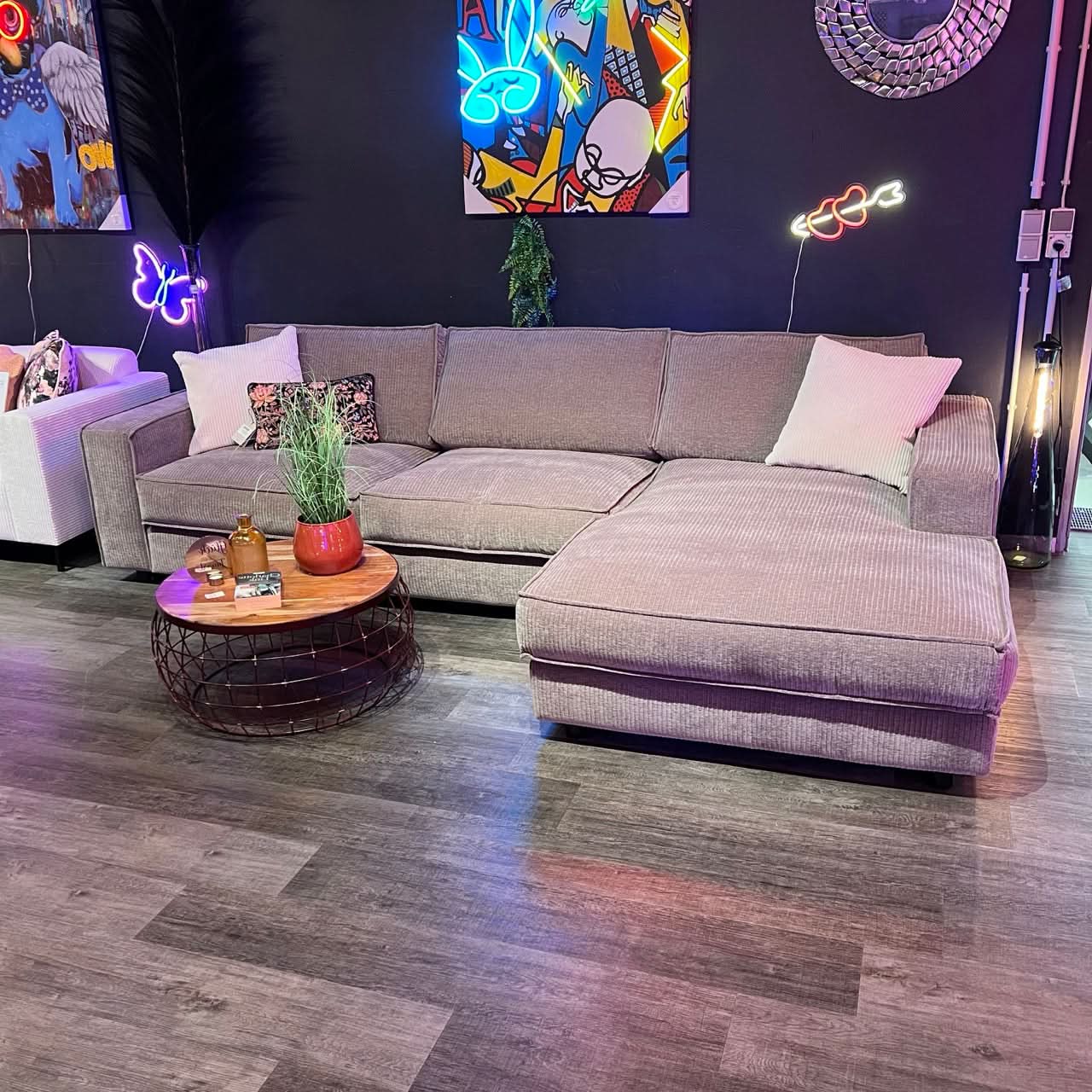 Ecksofa, Cord, drei Sitzflächen, Rückenkissen, breite Armlehnen, tiefe schwarze Füße, Naht außen