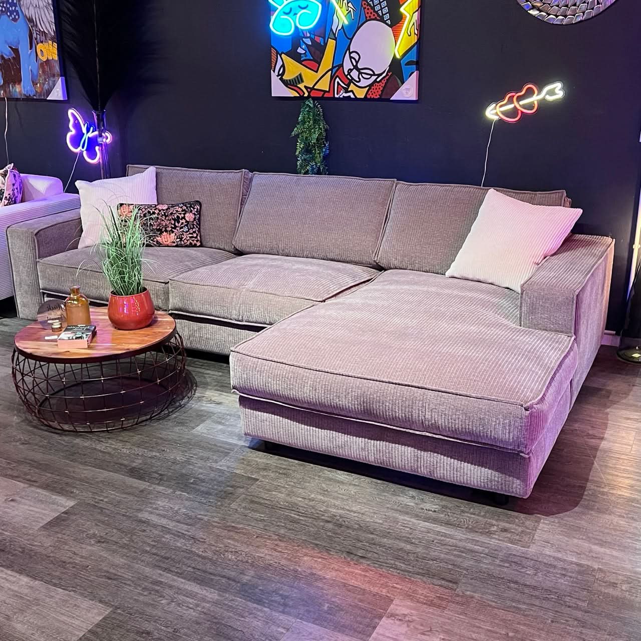 Ecksofa, Cord, drei Sitzflächen, Rückenkissen, breite Armlehnen, tiefe schwarze Füße, Naht außen