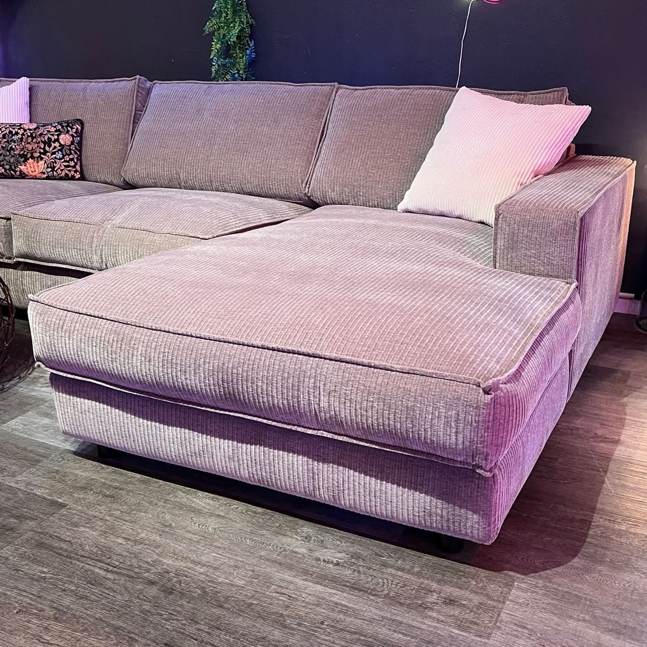 Ecksofa, Cord, drei Sitzflächen, Rückenkissen, breite Armlehnen, tiefe schwarze Füße, Naht außen