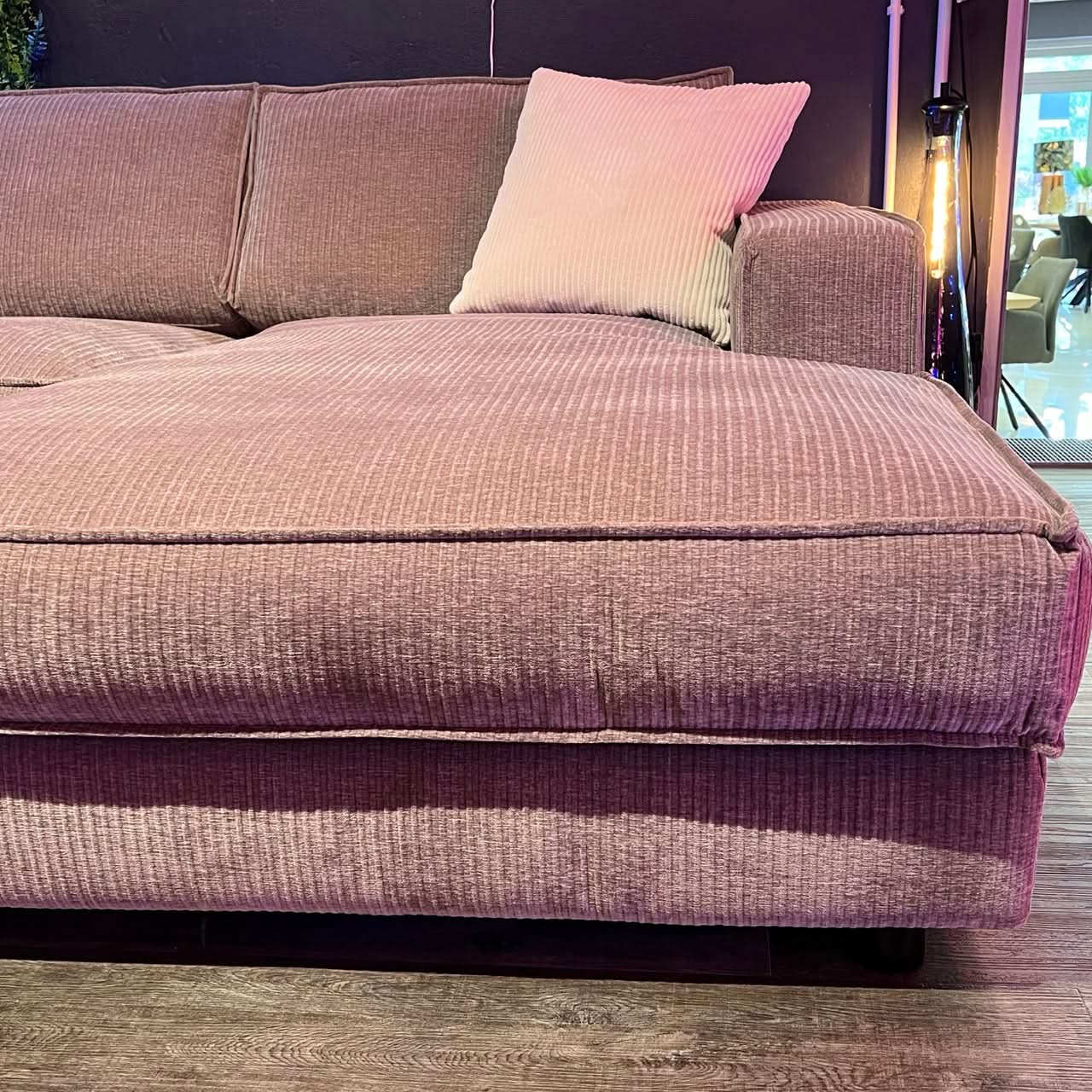 Ecksofa, Cord, drei Sitzflächen, Rückenkissen, breite Armlehnen, tiefe schwarze Füße, Naht außen