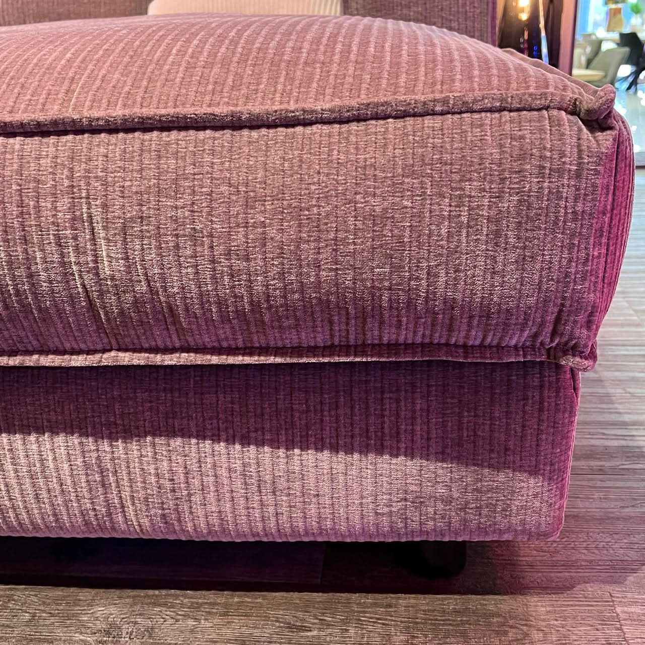 Ecksofa, Cord, drei Sitzflächen, Rückenkissen, breite Armlehnen, tiefe schwarze Füße, Naht außen