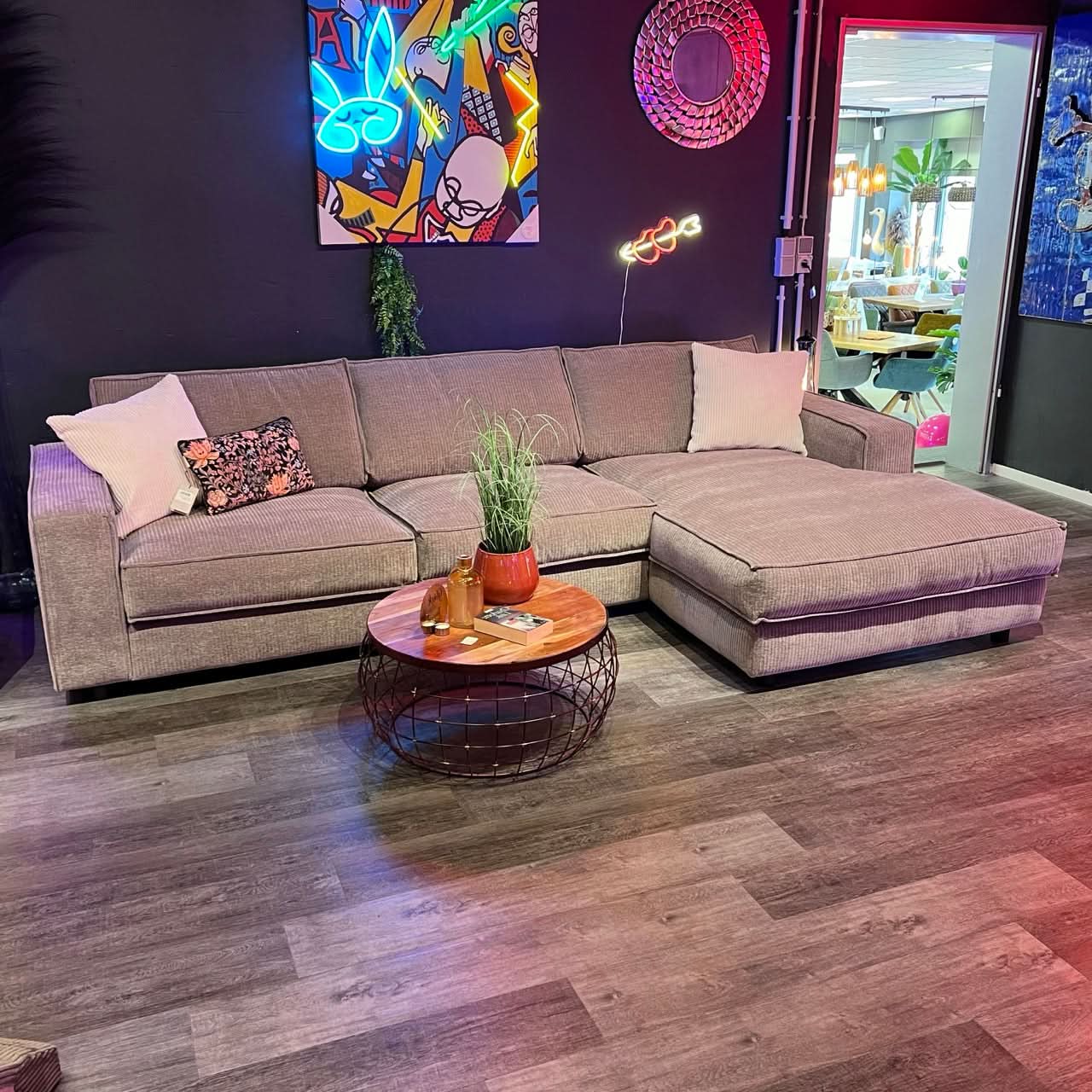 Ecksofa, Cord, drei Sitzflächen, Rückenkissen, breite Armlehnen, tiefe schwarze Füße, Naht außen