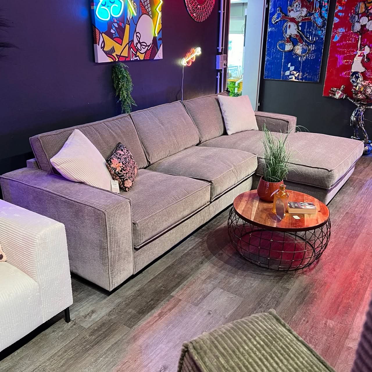 Ecksofa, Cord, drei Sitzflächen, Rückenkissen, breite Armlehnen, tiefe schwarze Füße, Naht außen