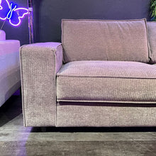 Ecksofa, Cord, drei Sitzflächen, Rückenkissen, breite Armlehnen, tiefe schwarze Füße, Naht außen